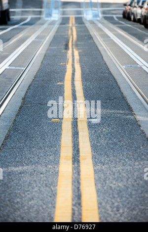 San Francisco famose strade ripide, con le vie per la funivia incorporato in strada. Foto Stock