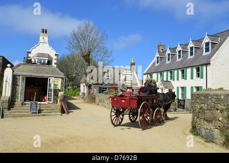 I turisti in giro in carrozza, maggiore Sark, Sark, il Baliato di Guernsey, Isole del Canale Foto Stock