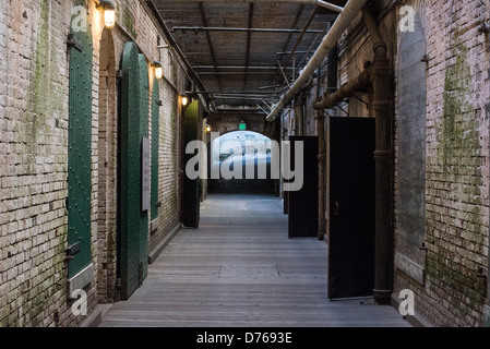 SAN FRANCISCO, California - un tunnel sotterraneo nel seminterrato dell'edificio 64 presso la famosa ex prigione di Alcatraz, sull'Isola di Alcatraz nella Baia di San Francisco. Conosciuta per i suoi famigerati detenuti e per la sua inestability, Alcatraz ora funge da importante attrazione turistica e sito di National Park Service, fornendo informazioni sul sistema carcerario e gli eventi storici del 20th ° secolo. Foto Stock