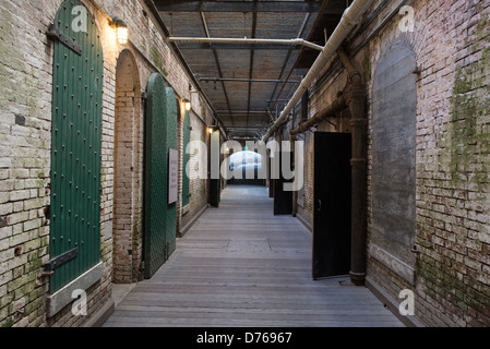 SAN FRANCISCO, California - un tunnel sotterraneo nel seminterrato dell'edificio 64 presso la famosa ex prigione di Alcatraz, sull'Isola di Alcatraz nella Baia di San Francisco. Conosciuta per i suoi famigerati detenuti e per la sua inestability, Alcatraz ora funge da importante attrazione turistica e sito di National Park Service, fornendo informazioni sul sistema carcerario e gli eventi storici del 20th ° secolo. Foto Stock