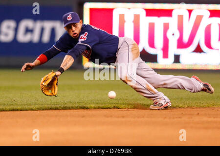 Aprile 29, 2013 - Kansas City, MO, Stati Uniti d'America - 29 Aprile 2013: Carlos Santana #41 dei Cleveland Indians rende una cattura di immersioni nel quarto inning durante la MLB gioco tra il Cleveland Indians e il Kansas City Royals presso Kauffman Stadium di Kansas City MO Foto Stock