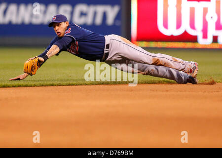 Aprile 29, 2013 - Kansas City, MO, Stati Uniti d'America - 29 Aprile 2013: Carlos Santana #41 dei Cleveland Indians rende una cattura di immersioni nel quarto inning durante la MLB gioco tra il Cleveland Indians e il Kansas City Royals presso Kauffman Stadium di Kansas City MO Foto Stock