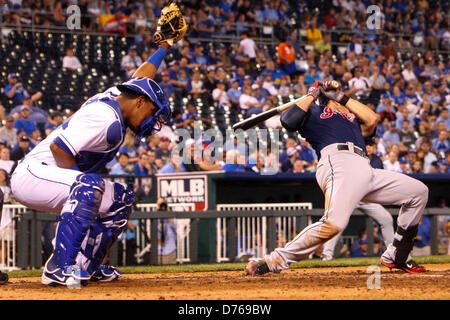 Aprile 29, 2013 - Kansas City, MO, Stati Uniti d'America - 29 Aprile 2013: Mark Reynolds #12 dei Cleveland Indians anatre fuori del modo di un selvaggio passo durante il gioco MLB tra Cleveland Indians e il Kansas City Royals presso Kauffman Stadium di Kansas City MO Foto Stock