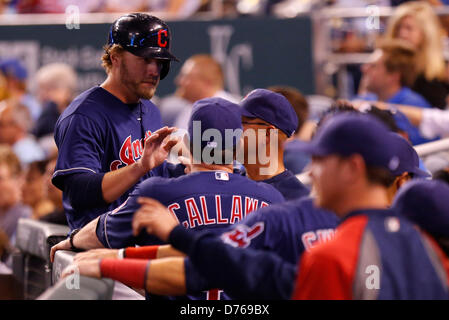 Aprile 29, 2013 - Kansas City, MO, Stati Uniti d'America - 29 Aprile 2013: Ryan Raburn #9 dei Cleveland Indians celebra dopo aver colpito una tre run home run nella quinta inning durante la MLB gioco tra il Cleveland Indians e il Kansas City Royals presso Kauffman Stadium di Kansas City MO Foto Stock