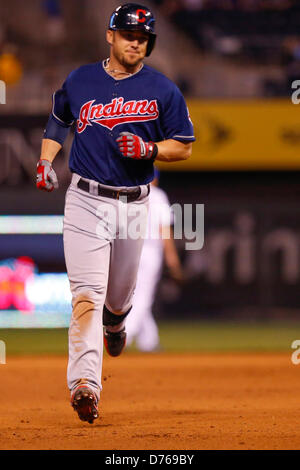 Aprile 29, 2013 - Kansas City, MO, Stati Uniti d'America - 29 Aprile 2013: Mark Reynolds #12 dei Cleveland Indians capi home dopo Ryan Raburn #9 dei Cleveland Indians colpisce un tre run home run nella quinta inning durante la MLB gioco tra il Cleveland Indians e il Kansas City Royals presso Kauffman Stadium di Kansas City MO Foto Stock