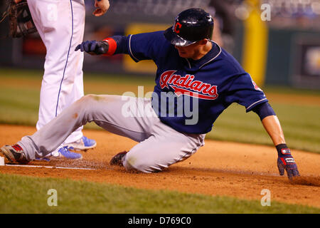 Aprile 29, 2013 - Kansas City, MO, Stati Uniti d'America - 29 Aprile 2013: Carlos Santana #41 dei Cleveland Indians corre torna alla terza nella quinta inning durante la MLB gioco tra il Cleveland Indians e il Kansas City Royals presso Kauffman Stadium di Kansas City MO Foto Stock