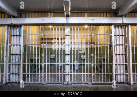 Cella della prigione federale di Alcatraz a San Francisco, California | SAN FRANCISCO, California — Porte in barre di metallo solido sigillano due celle nell'ala ad alta sicurezza della prigione federale di Alcatraz sull'isola di Alcatraz nella baia di San Francisco. Il carcere ha funzionato come prigione federale dal 1934 al 1963, ospitando alcuni dei criminali più famosi d'America, tra cui Al Capone e Robert Stroud. Queste celle rinforzate facevano parte dell'unità di detenzione più restrittiva della struttura, progettata per i detenuti che violavano le regole del carcere o rappresentavano rischi per la sicurezza. Alcatraz era considerata a prova di fuga a causa della sua isola Foto Stock