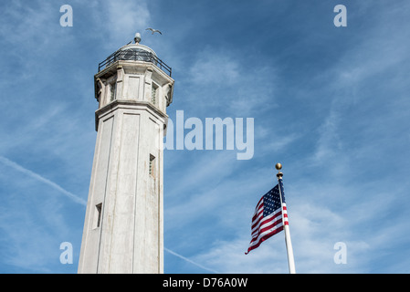 SAN FRANCISCO, California - il faro sull'isola di Alcatraz nella baia di San Francisco, California. Conosciuta per i suoi famigerati detenuti e per la sua inestability, Alcatraz ora funge da importante attrazione turistica e sito di National Park Service, fornendo informazioni sul sistema carcerario e gli eventi storici del 20th ° secolo. Foto Stock