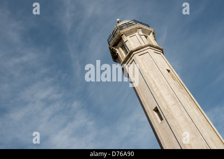 Alcatraz Island Lighthouse San Francisco California / SAN FRANCISCO, California - il faro sull'isola di Alcatraz si trova in posizione prominente nella baia di San Francisco. Costruito nel 1854, fu il primo faro costruito sulla costa occidentale degli Stati Uniti e servì come aiuto fondamentale per la navigazione delle navi che entravano nella baia. L'isola di Alcatraz, situata a circa 1,25 miglia al largo di San Francisco, è ampiamente conosciuta per ospitare l'ex penitenziario federale che operò dal 1934 al 1963. L'isola fa ora parte dell'area ricreativa nazionale del Golden Gate e funge da popolare destinazione turistica. Il faro Foto Stock