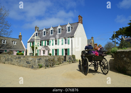 I turisti in giro in carrozza, maggiore Sark, Sark, il Baliato di Guernsey, Isole del Canale Foto Stock