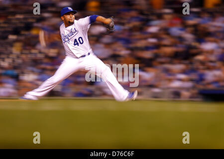 Aprile 29, 2013 - Kansas City, MO, Stati Uniti d'America - 29 Aprile 2013: Kelvin Herrera #40 dei Kansas City Royals piazzole in ottavo inning durante la MLB gioco tra il Cleveland Indians e il Kansas City Royals presso Kauffman Stadium di Kansas City MO Foto Stock