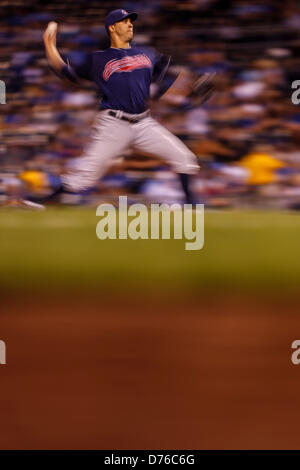 Aprile 29, 2013 - Kansas City, MO, Stati Uniti d'America - 29 Aprile 2013: Ubaldo Jimenez #30 dei Cleveland Indians piazzole in ottavo inning durante la MLB gioco tra il Cleveland Indians e il Kansas City Royals presso Kauffman Stadium di Kansas City MO Foto Stock