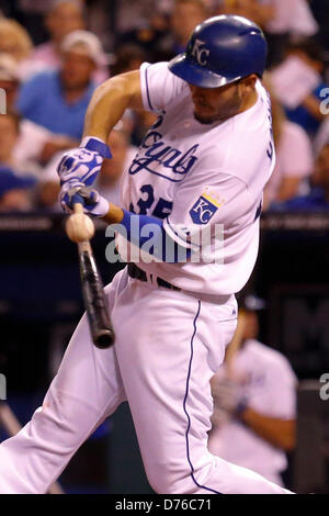 Aprile 29, 2013 - Kansas City, MO, Stati Uniti d'America - 29 Aprile 2013: Eric Hosmer #35 dei Kansas City Royals in azione durante la partita MLB tra Cleveland Indians e il Kansas City Royals presso Kauffman Stadium di Kansas City MO Foto Stock