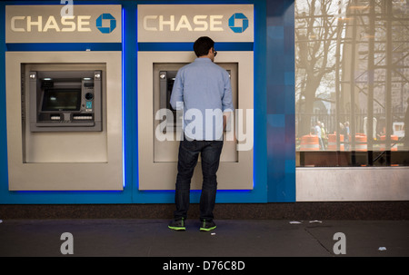 Il cliente utilizza le macchine ATM a JPMorgan Chase Bank di New York di Domenica, 28 aprile 2013. (© Richard B. Levine) Foto Stock