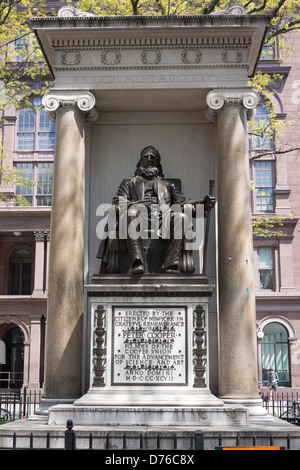 Una statua di Peter Cooper, il fondatore della Cooper Union, siede davanti al collegio dell'edificio di fondazione Foto Stock