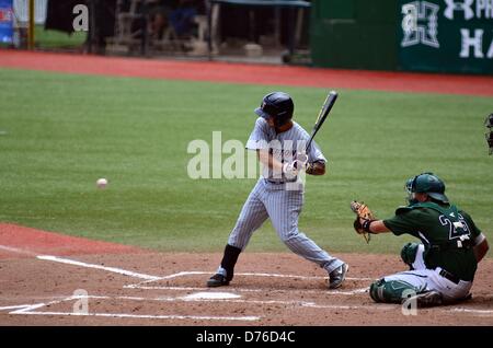 Aprile 28, 2013 - Honolulu, Hawaii, Stati Uniti d'America - 28 Aprile 2013: Cal State Fullerton Titans infielder Richy Pedroza #6 prende un colpo durante una partita contro le Hawaii Rainbows a Les Murakami Stadium, Honolulu, HI. Foto Stock