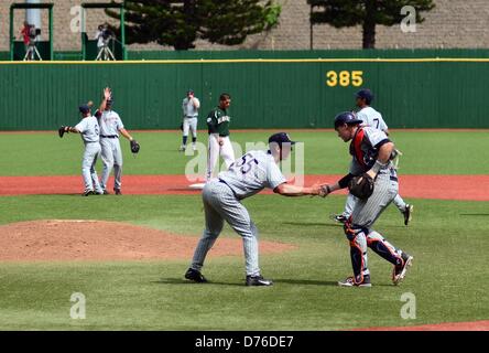 Aprile 28, 2013 - Honolulu, Hawaii, Stati Uniti d'America - 28 Aprile 2013: Cal State Fullerton Titans catcher Ciad Wallach #29 e Michael Lorenzen #55 celebrare la loro vittoria sulle Hawaii Rainbows a Les Murakami Stadium, Honolulu, HI. Foto Stock