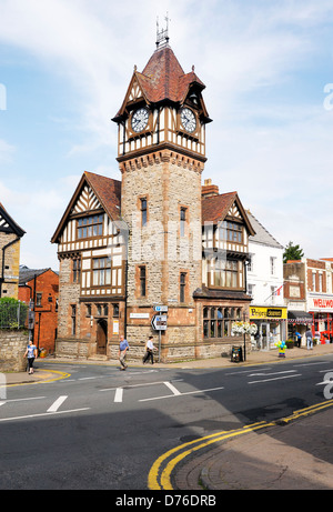 La Torre dell Orologio e la libreria sulla High Street nella città di Ledbury, Herefordshire, Inghilterra Foto Stock