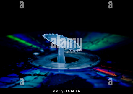 Fotografie ad alta velocità di una goccia di liquido Foto Stock