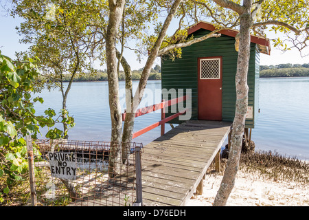 Privato cabina di pesca sul molo al fiume Maroochy sulla bassa marea, Sunshine Coast, Queensland, Australia Foto Stock