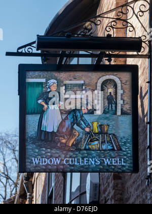 LINCOLN, Regno Unito - 20 APRILE 2013: Cartello per il Wedow Cullens Well Pub sulla ripida collina Foto Stock