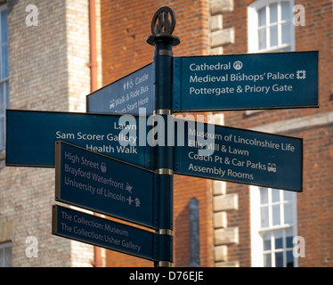 LINCOLN, Regno Unito - 20 APRILE 2013: Indicazioni stradali per la cattedrale Foto Stock