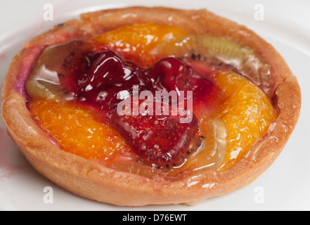 Tarlet con frutti di bosco Confettura, macro shot, messa a fuoco locale Foto Stock