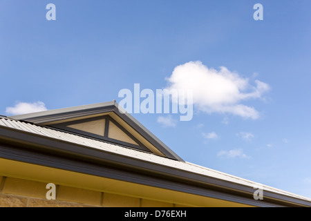 Gable Colorbond sul tetto in acciaio Foto Stock