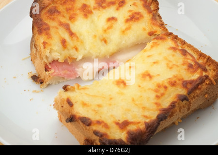 Un tostati e tagliata aperta Croque Monsieur sandwich con formaggio fuso e prosciutto Foto Stock