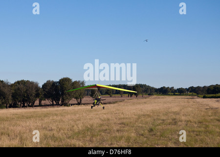 I turisti a volare con ultraleggero trike, Mbotyi, cappuccio Orientale, Sud Africa Foto Stock