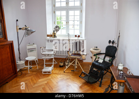 Vintage poltrona del dentista e le attrezzature del secolo scorso. Foto Stock