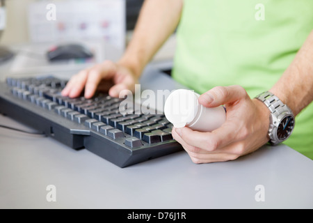 Maschio di mano azienda contenitore della medicina Foto Stock