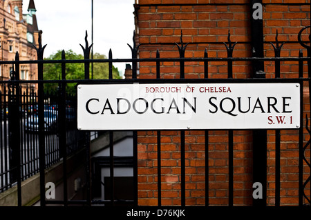 Un cartello stradale per Cadogan Square, a Chelsea, Londra Foto Stock