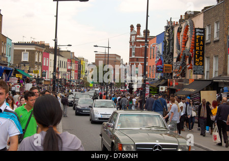 La folla su Camden High Street a Londra, Inghilterra Foto Stock