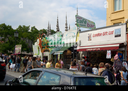 I negozi di Camden High Street a Londra, Inghilterra Foto Stock