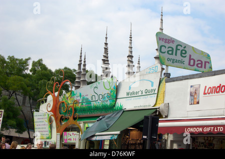 I negozi di Camden High Street a Londra, Inghilterra Foto Stock