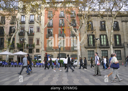 Barcellona, Spagna - 13 Novembre 2009 : la gente a piedi su un ampio percorso pedonale della famosa Rambla street a Barcellona. Foto Stock