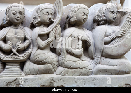 Moderna scultura in pietra di musicisti di Bagan, Myanmar Foto Stock