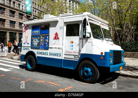 Un Mister Softee ice cream carrello parcheggiato su una strada a Manhattan, New York City. Foto Stock