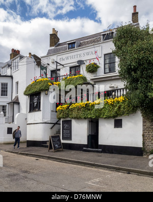 Il White Swan, risalente al XVII secolo, Riverside storico pub a Twickenham Foto Stock