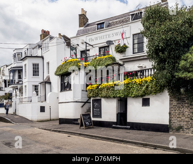 Il White Swan, risalente al XVII secolo, Riverside storico pub a Twickenham Foto Stock