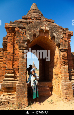 Scena in un arco - Tempio Tayokepyay a Bagan, Myanmar Foto Stock