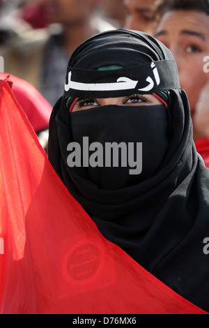 Le donne musulmane con la bandiera egiziana che indossa la piena burqa indumento in una dimostrazione di piazza Tahrir del Cairo in Egitto Foto Stock