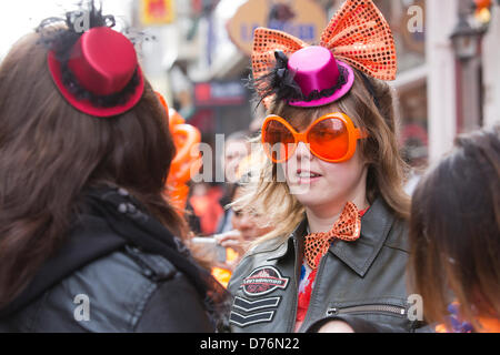 Amsterdam, Paesi Bassi. Il 30 aprile 2013. Popolo olandese e turisti celebrare l incoronazione del re Willem-Alexander ad Amsterdam il giorno la Madre Regina Beatrice è abdicò. Foto: Nick Savage/Alamy Live News Foto Stock