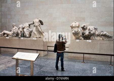 Marmi di Elgin. British Museum di Londra. Marmo scultura figure dal frontone orientale del Partenone Foto Stock