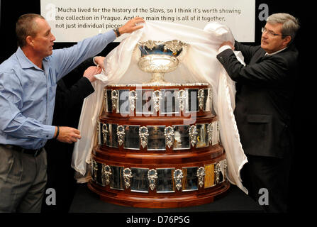 Praga, Repubblica Ceca. Il 29 aprile 2013. Giocatore di Tennis Ivan Lendl (sinistra) e Presidente della Associazione ceca di Educazione Fisica Miroslav Jansta svelata Trofeo di tennis Coppa Davis per la mostra di Alfons Mucha Posters dal Lendl è raccolta a Praga Repubblica Ceca, Aprile 29, 2013. (CTK foto/Stanislav Zbynek/Alamy Live News) Foto Stock