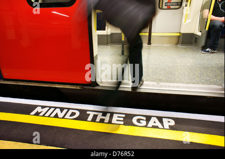 Londra metropolitana metropolitana stazione ferroviaria. Inghilterra, Regno Unito Foto Stock