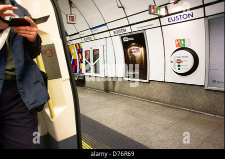 Londra metropolitana treno della metropolitana Euston station. Inghilterra, Regno Unito Foto Stock