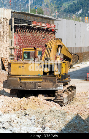 Giallo terra bulldozer in movimento la macchina in autostrada su strada e costruzione di ponti Foto Stock