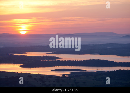 Sunrise su parte dei laghi di Barragem de Alqueva sistema del serbatoio Monsaraz Alentejo Portogallo Foto Stock